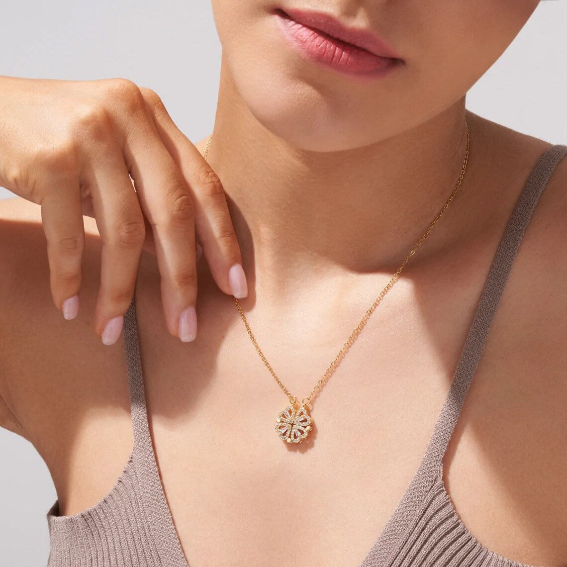 Collier cœur porté